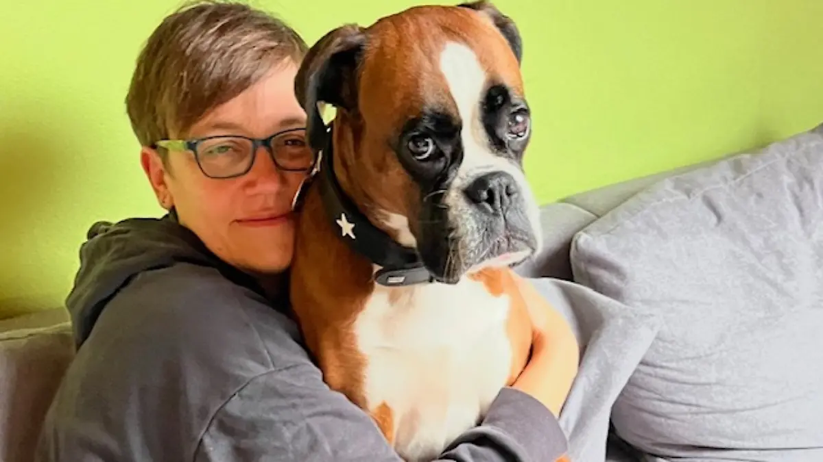 Vanessa S. und einer ihrer beiden Hunde, die ihr viel Halt geben