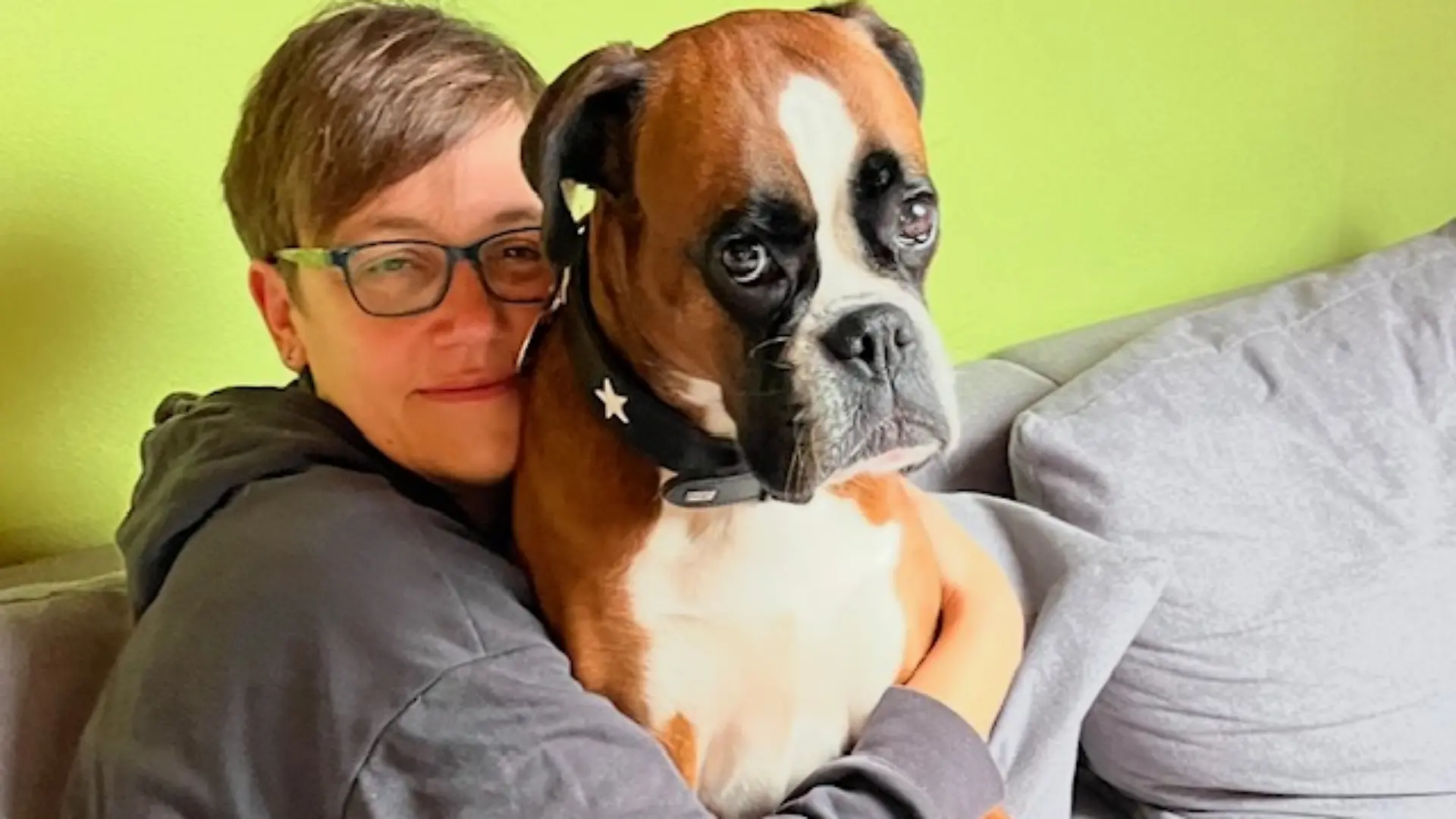 Vanessa S. und einer ihrer beiden Hunde, die ihr viel Halt geben