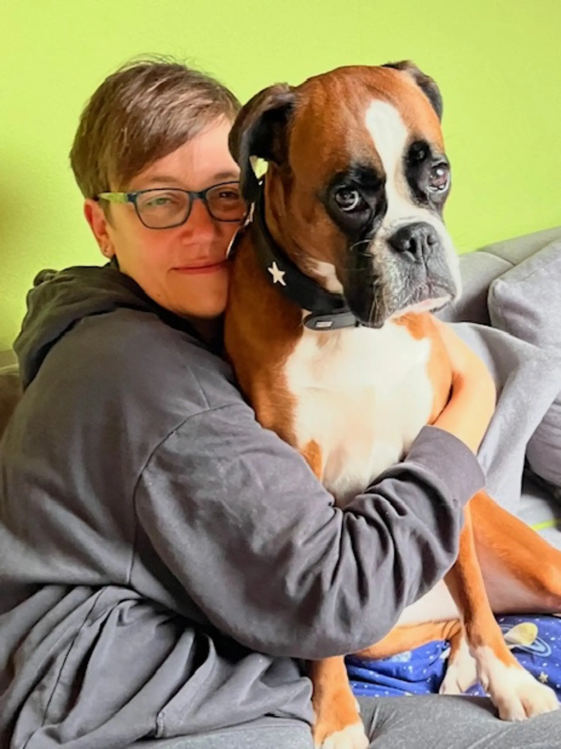 Vanessa S. und einer ihrer beiden Hunde, die ihr viel Halt geben
