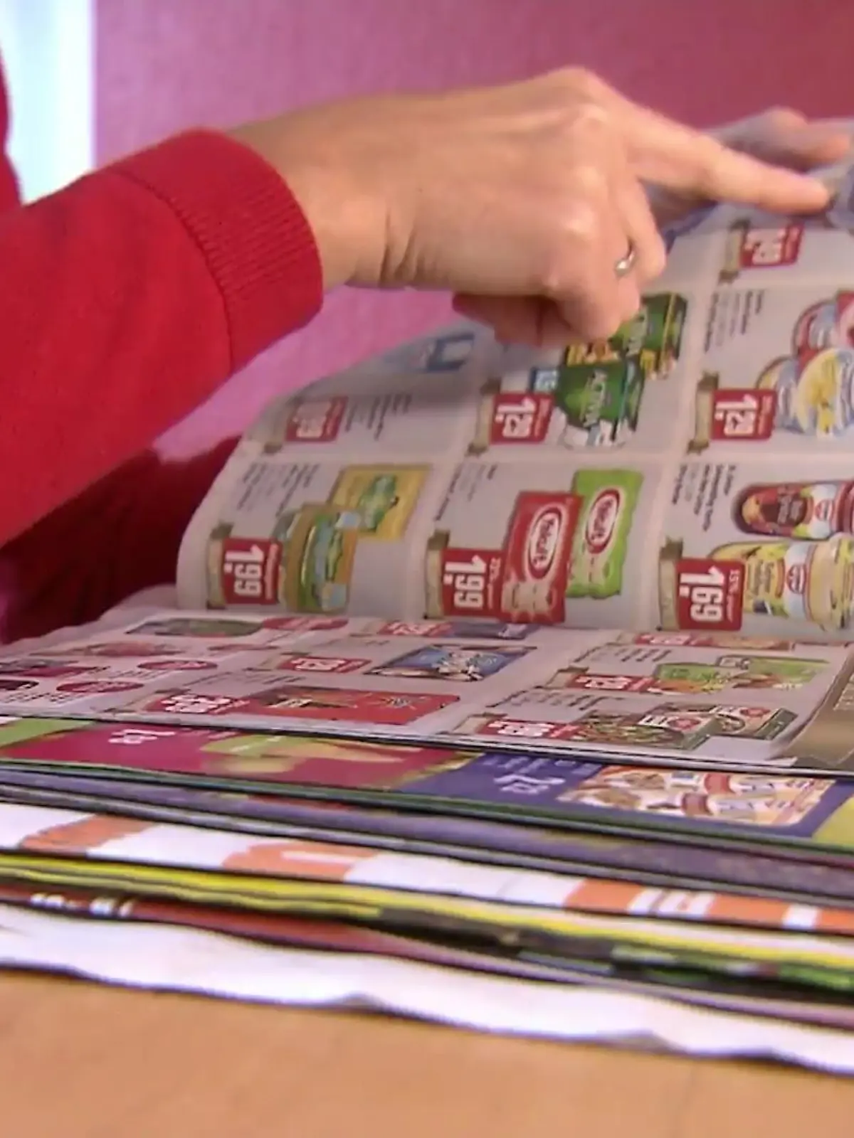 Rewe geht einen radikalen Schritt. Der Supermarkt-Gigant hat das Aus seiner gedruckten Werbeprospekte angekündigt. Ab sofort gibt es die Papierhefte mit Sonderangeboten nicht mehr im Briefkasten oder Geschäft.