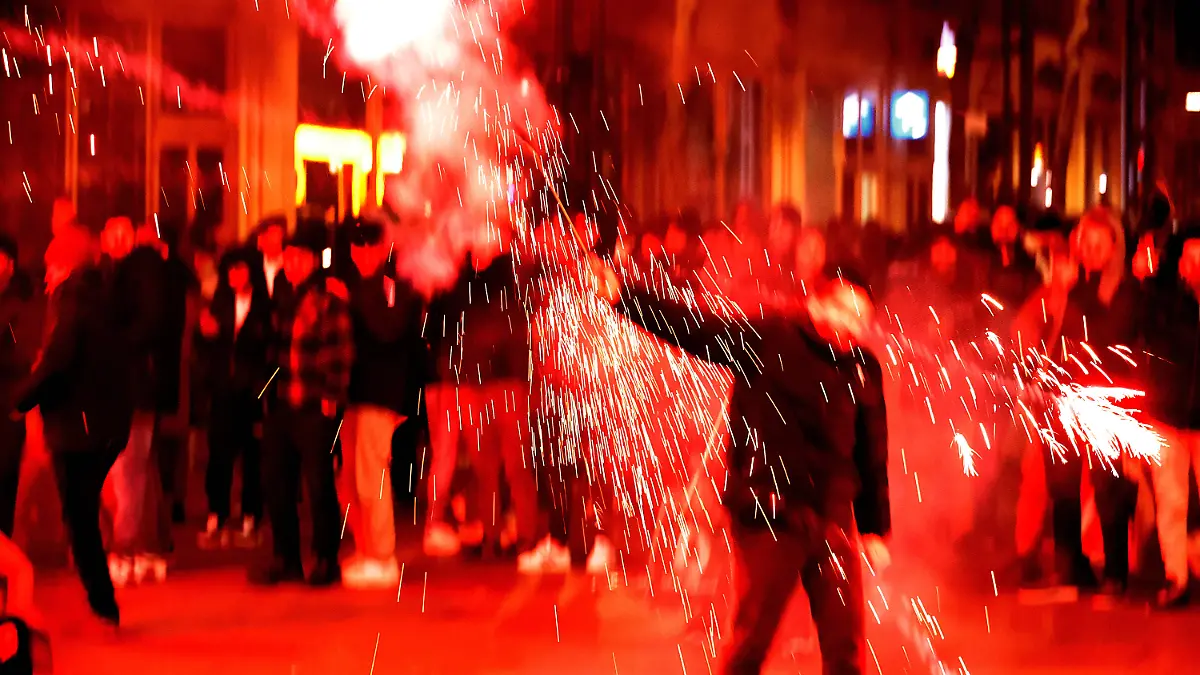 Hunderte feierten das neue Jahr mit Silvesterraketen und Böllern auf dem Marktplatz in Chemnitz.