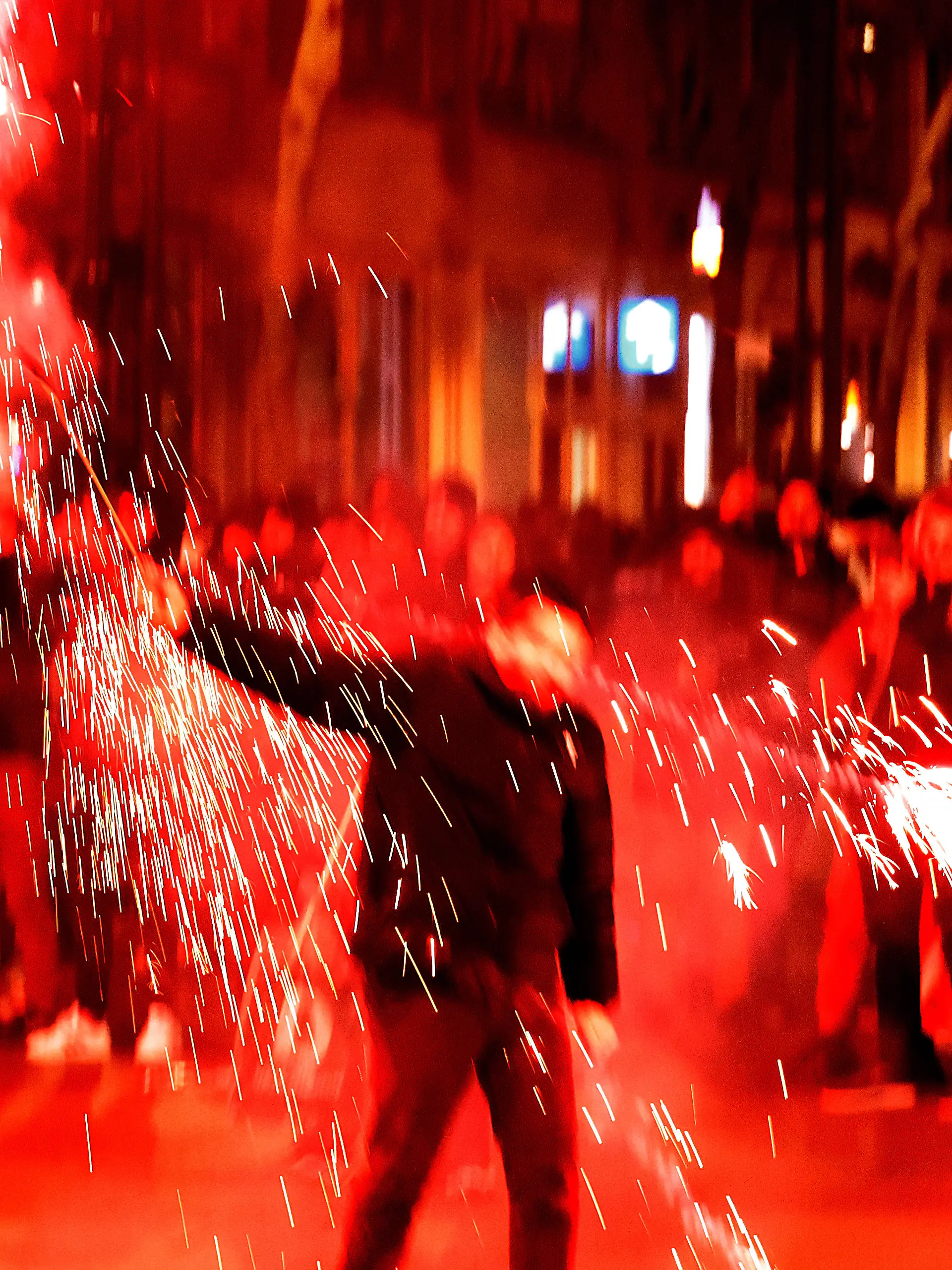 Hunderte feierten das neue Jahr mit Silvesterraketen und Böllern auf dem Marktplatz in Chemnitz. 