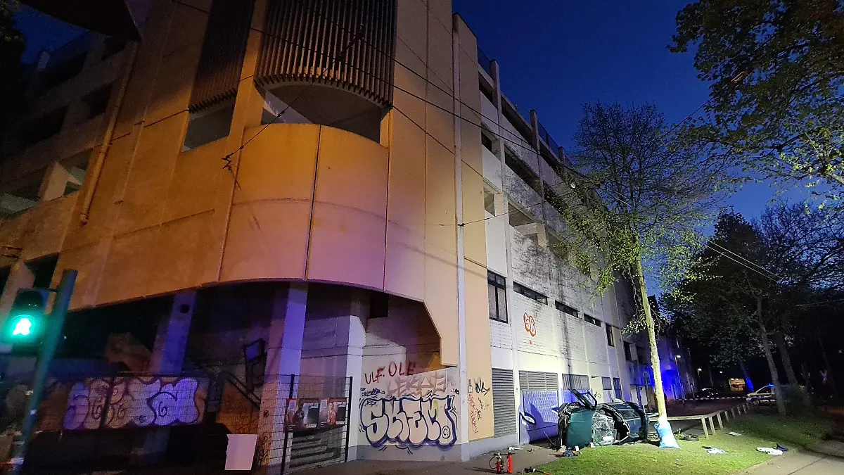 17.04.2022, Nordrhein-Westfalen, Essen: Das Wrack eines Autos liegt neben einem Parkhaus. Zwei junge Männer sind am Ostersonntag in Essen mit einem Auto aus der obersten Etage eines Parkhauses gestürzt und ums Leben gekommen. (zu dpa: «Auto stürzt aus Parkhaus in die Tiefe - zwei junge Männer tot») Foto: Markus Gayk/TNN/dpa +++ dpa-Bildfunk +++