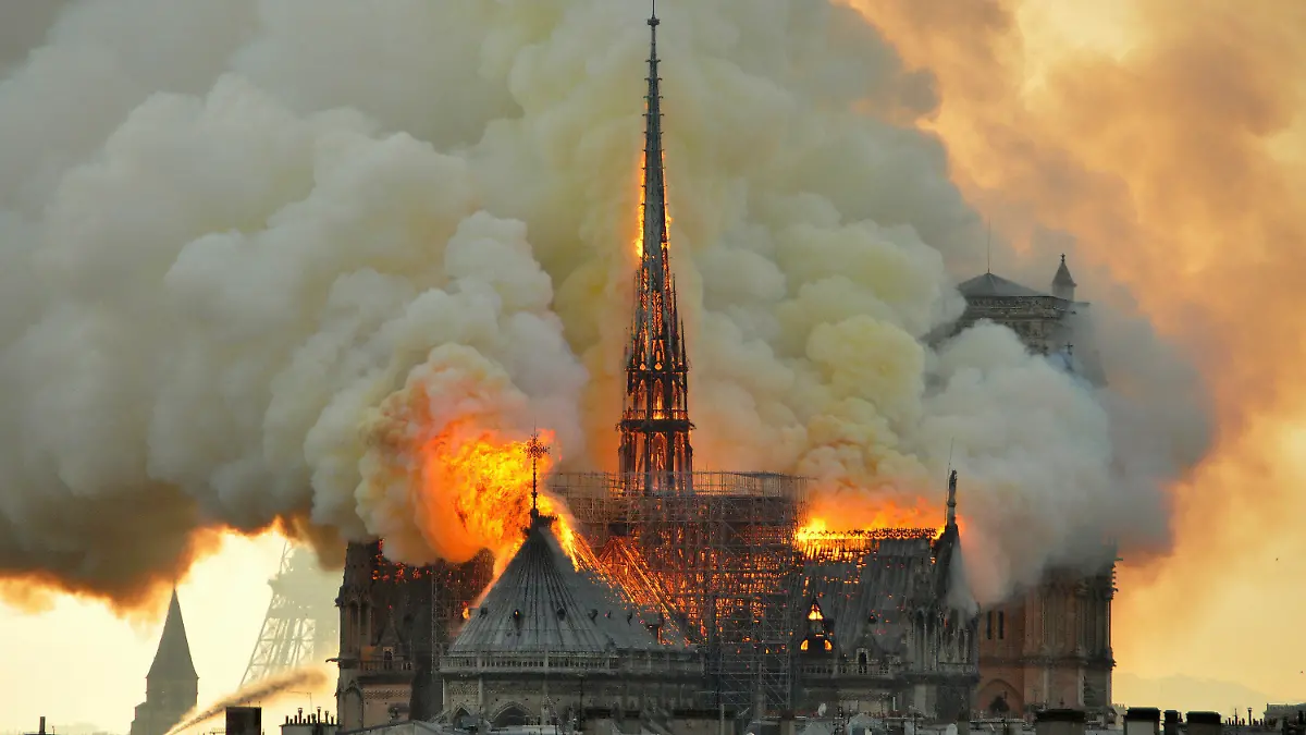 ARCHIV - 15.04.2019, Frankreich, Paris: Flammen und Rauch steigen aus der Kathedrale Notre-Dame auf. Ursache für den katastrophalen Brand ist wohl ein technischer Defekt oder eine nicht ausgedrückte Zigarette. (zu dpa-Korr "Menschen, Tiere, Wetter, Emotionen") Foto: Thierry Mallet/AP/dpa +++ dpa-Bildfunk +++