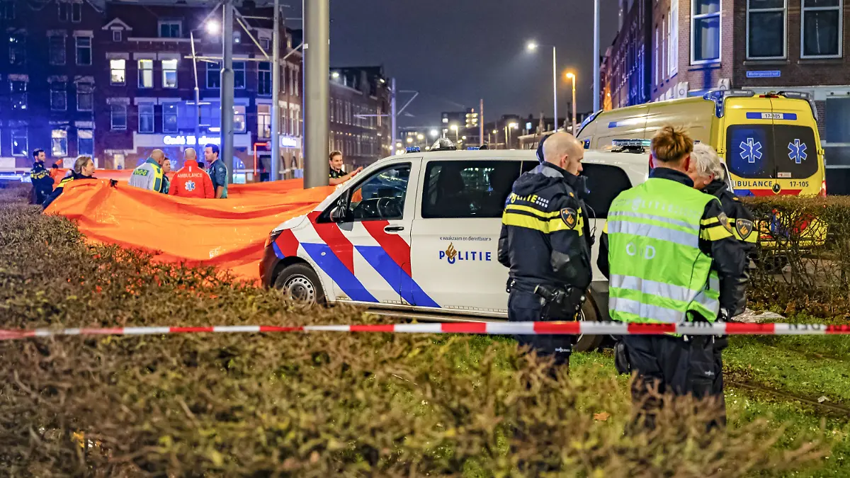 Die Polizei in Rotterdam fahndet mit einer Belohnung von 30.000 Euro nach einem Unbekannten, der aus noch unbekanntem Grund Menschen in der Hafenstadt niederschießt. Binnen zwei Wochen habe es bereits zwei Tote gegeben und am Donnerstagmorgen sei ein schwerverletzter 81-Jähriger in einem Blumenbeet gefunden worden, teilte die Polizei mit.