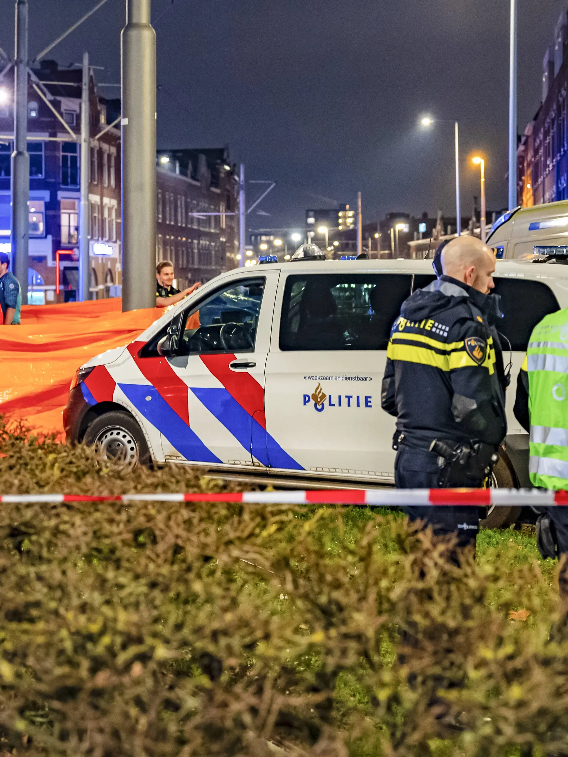 Die Polizei in Rotterdam fahndet mit einer Belohnung von 30.000 Euro nach einem Unbekannten, der aus noch unbekanntem Grund Menschen in der Hafenstadt niederschießt. Binnen zwei Wochen habe es bereits zwei Tote gegeben und am Donnerstagmorgen sei ein schwerverletzter 81-Jähriger in einem Blumenbeet gefunden worden, teilte die Polizei mit.