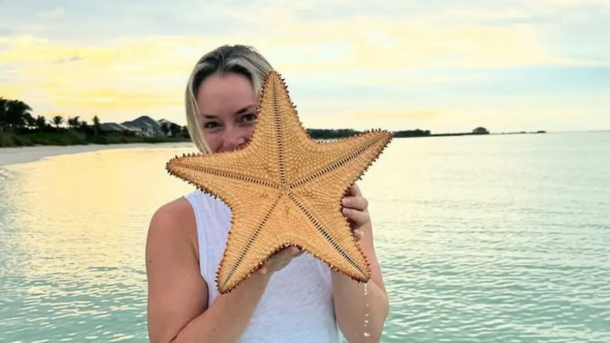Lindsey Vonn posiert im Urlaub mit einem Seestern.