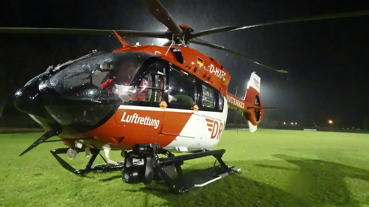 Rettungshubschrauber hebt vom dem Sportplatz Baurenhorn ab.