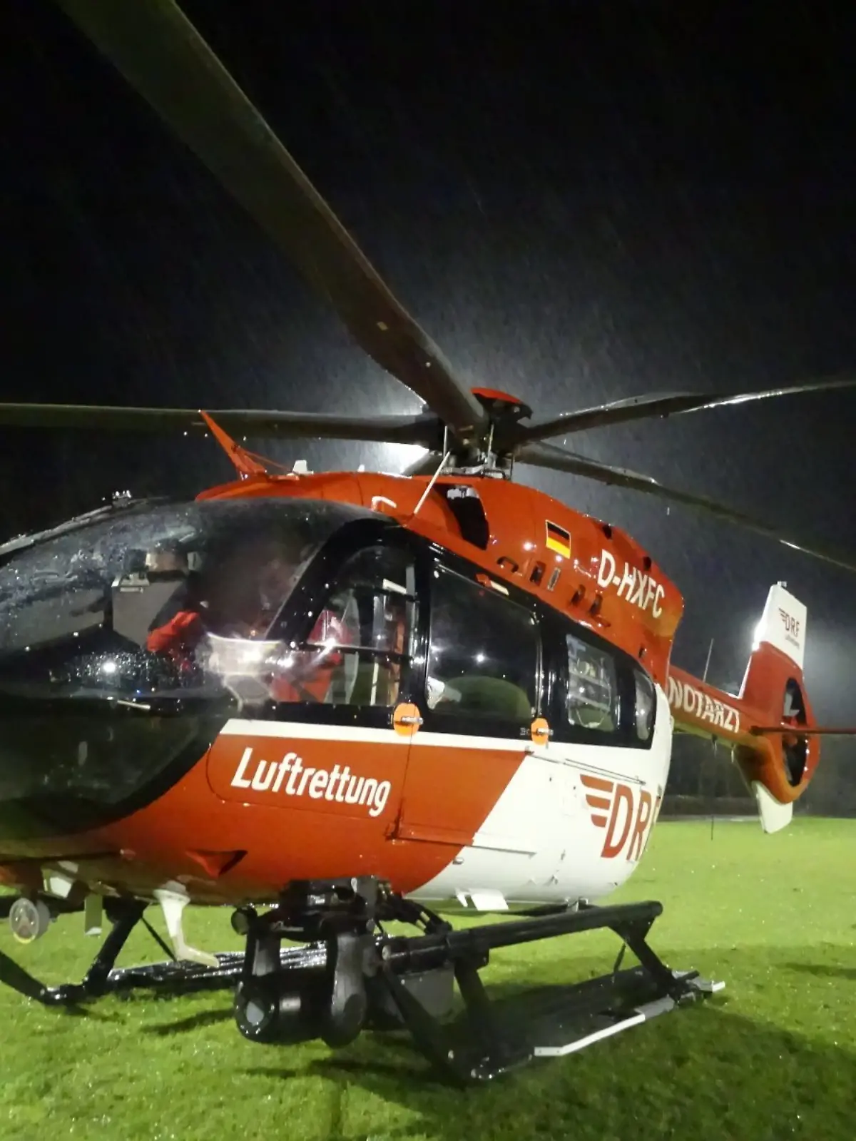 Rettungshubschrauber hebt vom dem Sportplatz Baurenhorn ab.