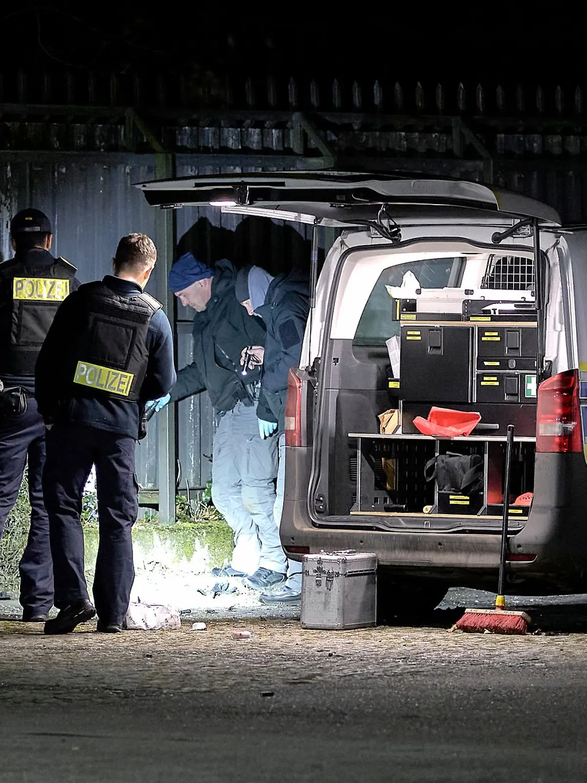 Bild zu: "Explosion vor Polizeigebäude – zwei Beamte verletzt "