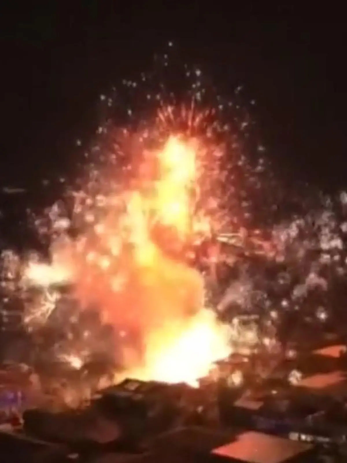 Feuerwerkslager explodiert auf Hawaii.