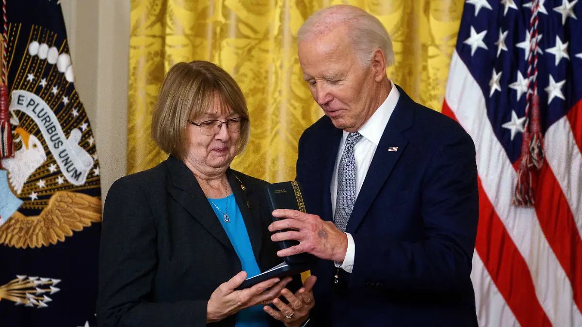 Woher stammt dieser blaue Fleck auf der Hand des US-Präsidenten?