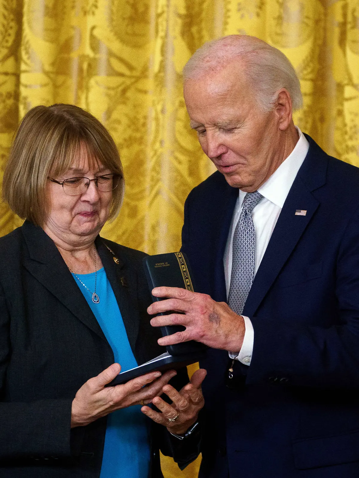 Woher stammt dieser blaue Fleck auf der Hand des US-Präsidenten?