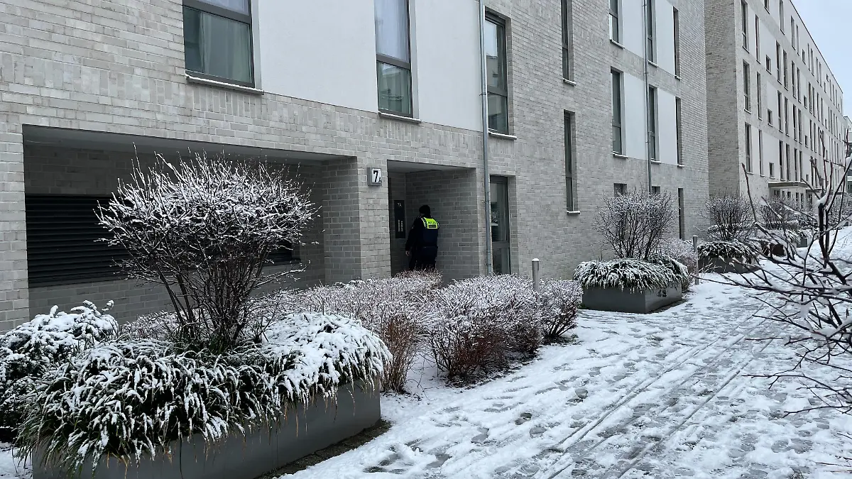 In diesem Haus begeht er die schreckliche Tat.