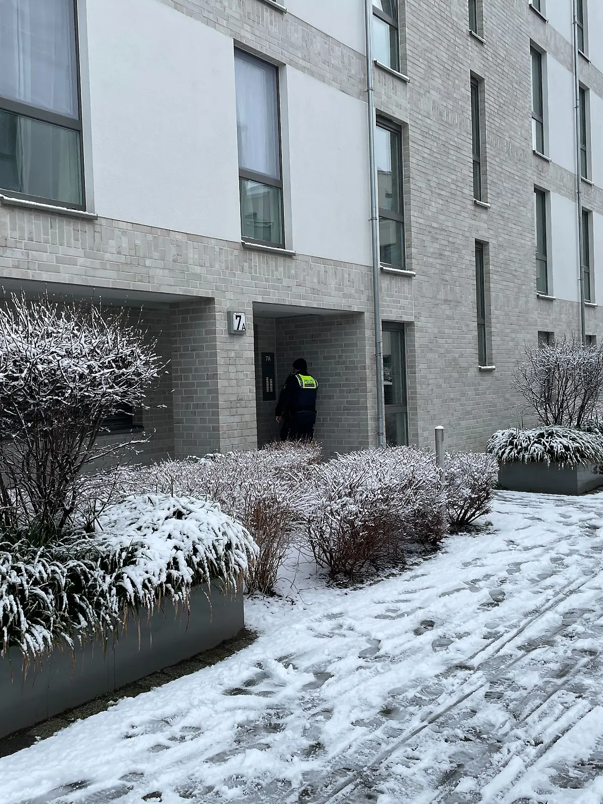 In diesem Haus begeht er die schreckliche Tat.