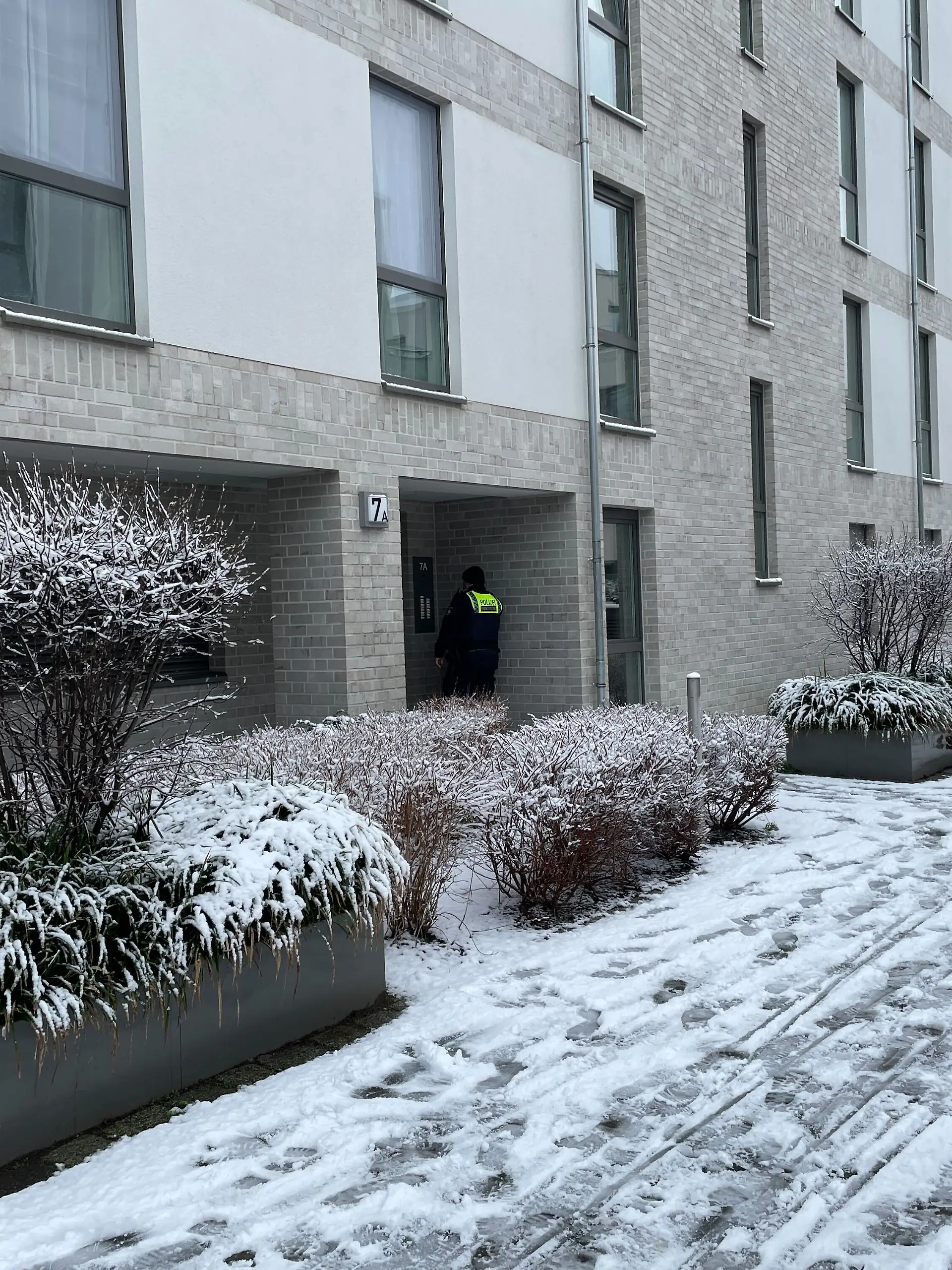 In diesem Haus begeht er die schreckliche Tat.