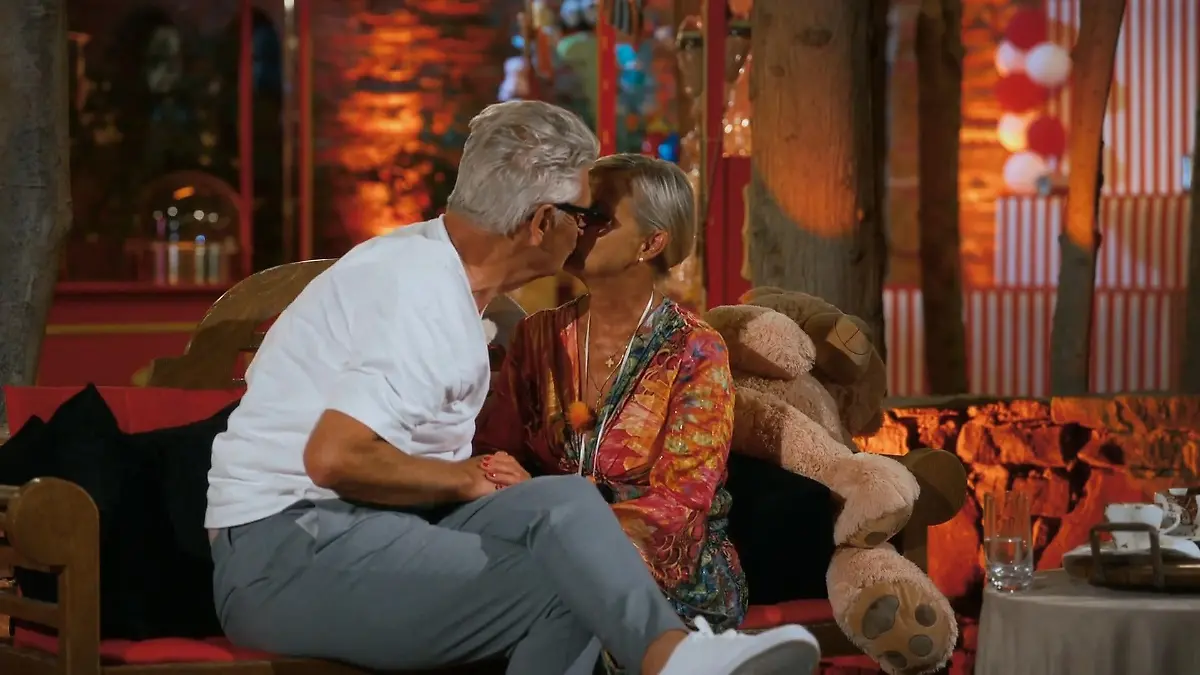 Der „Golden Bachelor“ stiehlt sich einen Kuss von Susanne Überraschung beim Date