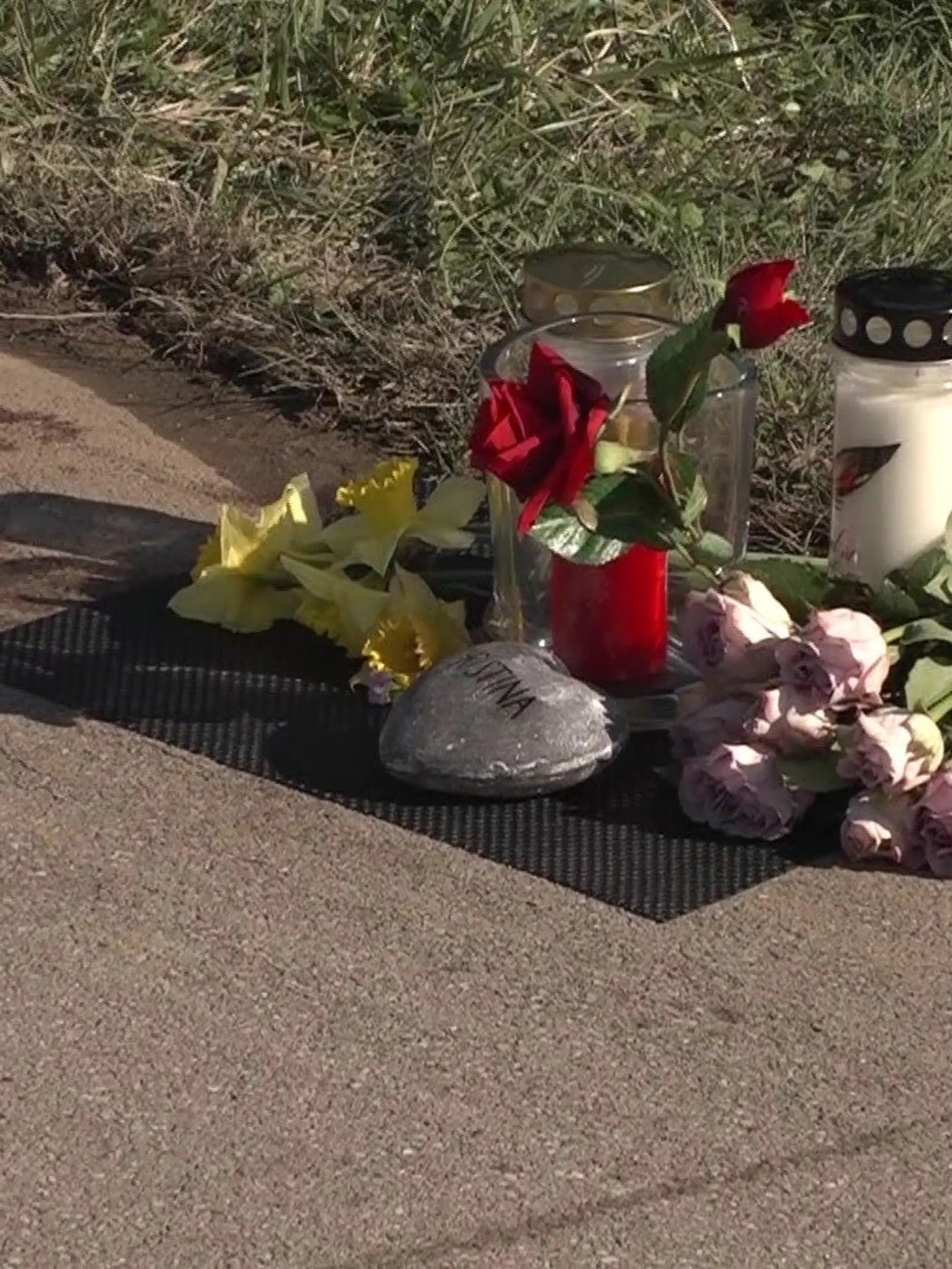 Allenberg (Bayern): Blumen und Kerzen am Ort des tödlichen Unfalls - in Gedenken an Christina S.