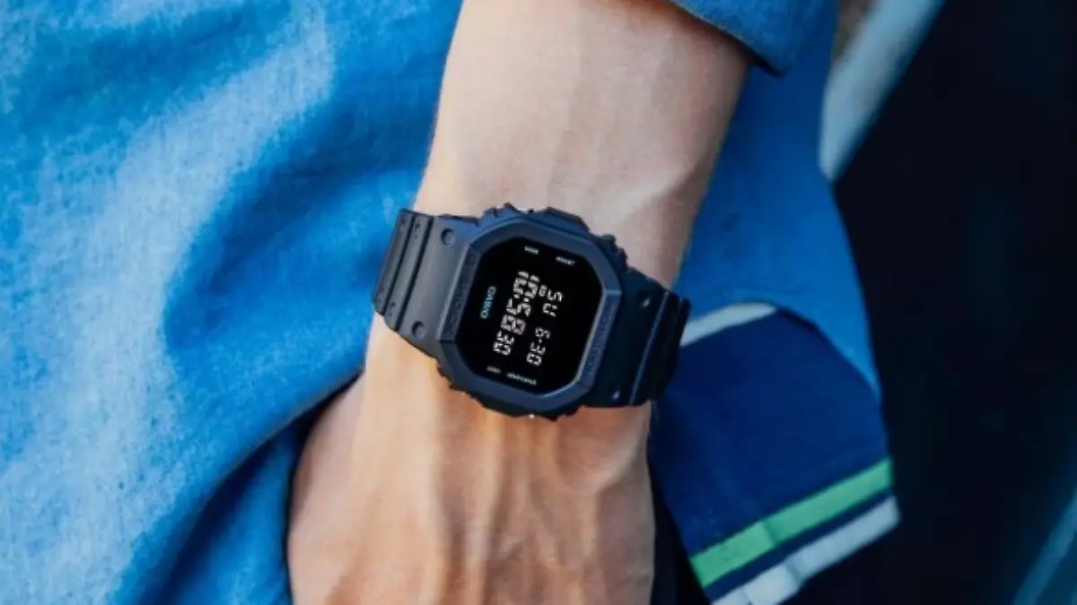 Schwarze G-Shock-Uhr an einem männlichen Handgelenk.