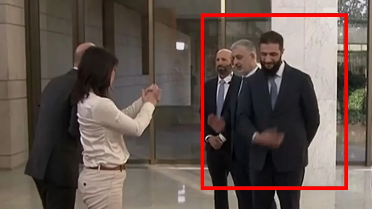 Kein Handschlag für Bundesaußenministerin Annalena Baerbock (Grüne). Der neue syrische Machthaber Ahmed al-Sharaa legt seine Hand aufs Herz, nimmt sie dann runter, streckt sie der deutschen Politikerin aber nicht entgegen.