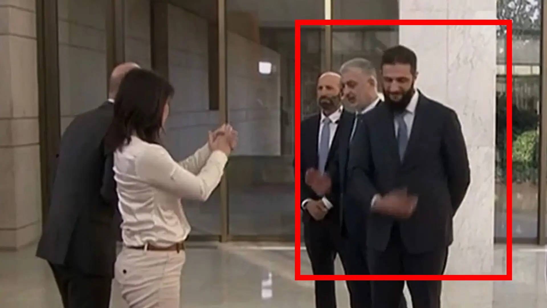 Kein Handschlag für Bundesaußenministerin Annalena Baerbock (Grüne). Der neue syrische Machthaber Ahmed al-Sharaa legt seine Hand aufs Herz, nimmt sie dann runter, streckt sie der deutschen Politikerin aber nicht entgegen.
