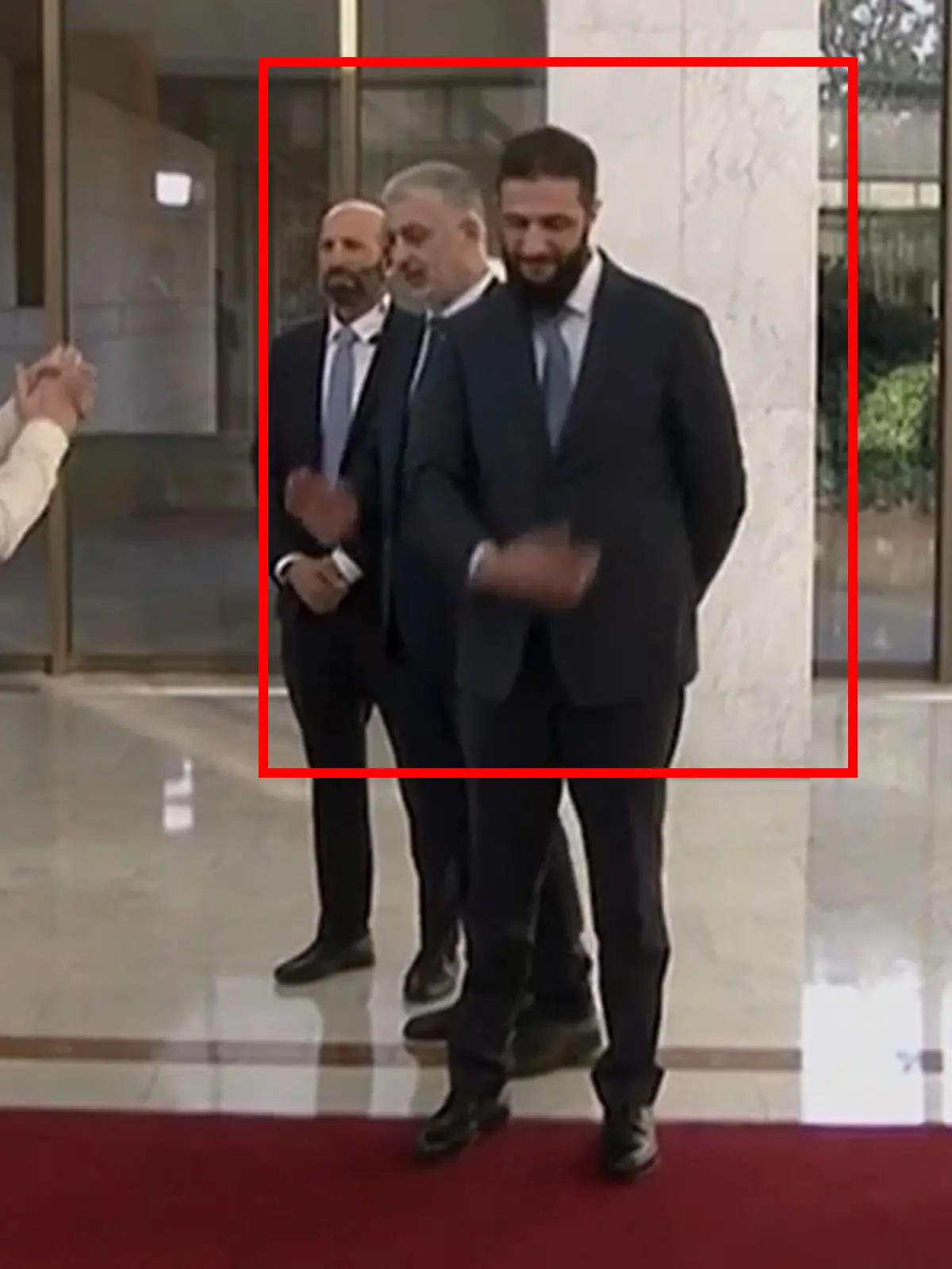 Kein Handschlag für Bundesaußenministerin Annalena Baerbock (Grüne). Der neue syrische Machthaber Ahmed al-Sharaa legt seine Hand aufs Herz, nimmt sie dann runter, streckt sie der deutschen Politikerin aber nicht entgegen.