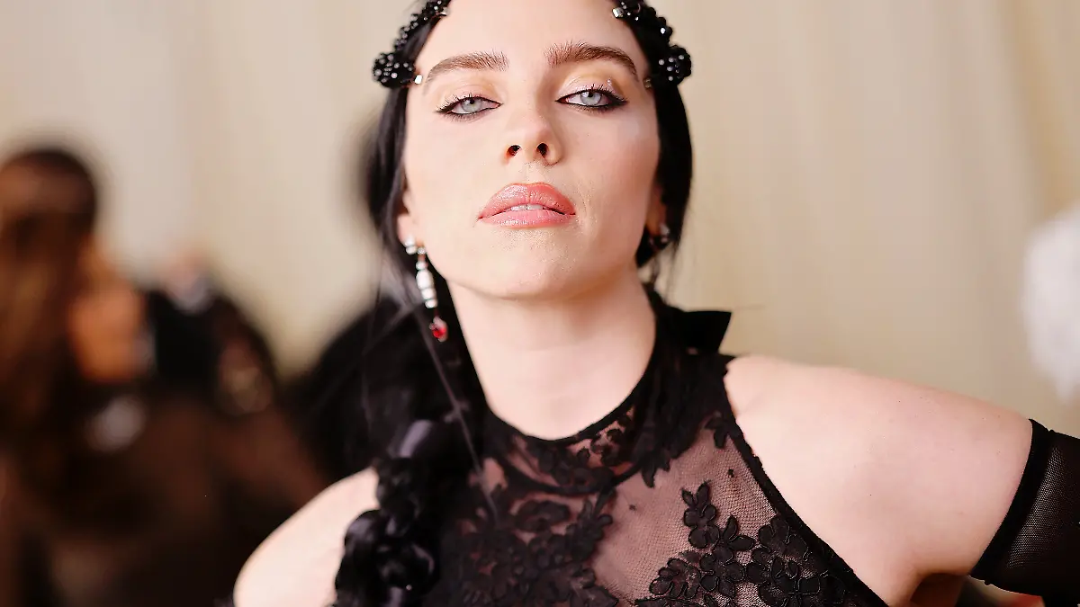 So gut wie niemand trägt Under-Eye-Kajal so lässig wie die „Birds of a feather”-Sängerin Billie Eilish, wie zum Beispiel hier, bei der Met Gala 2023. 