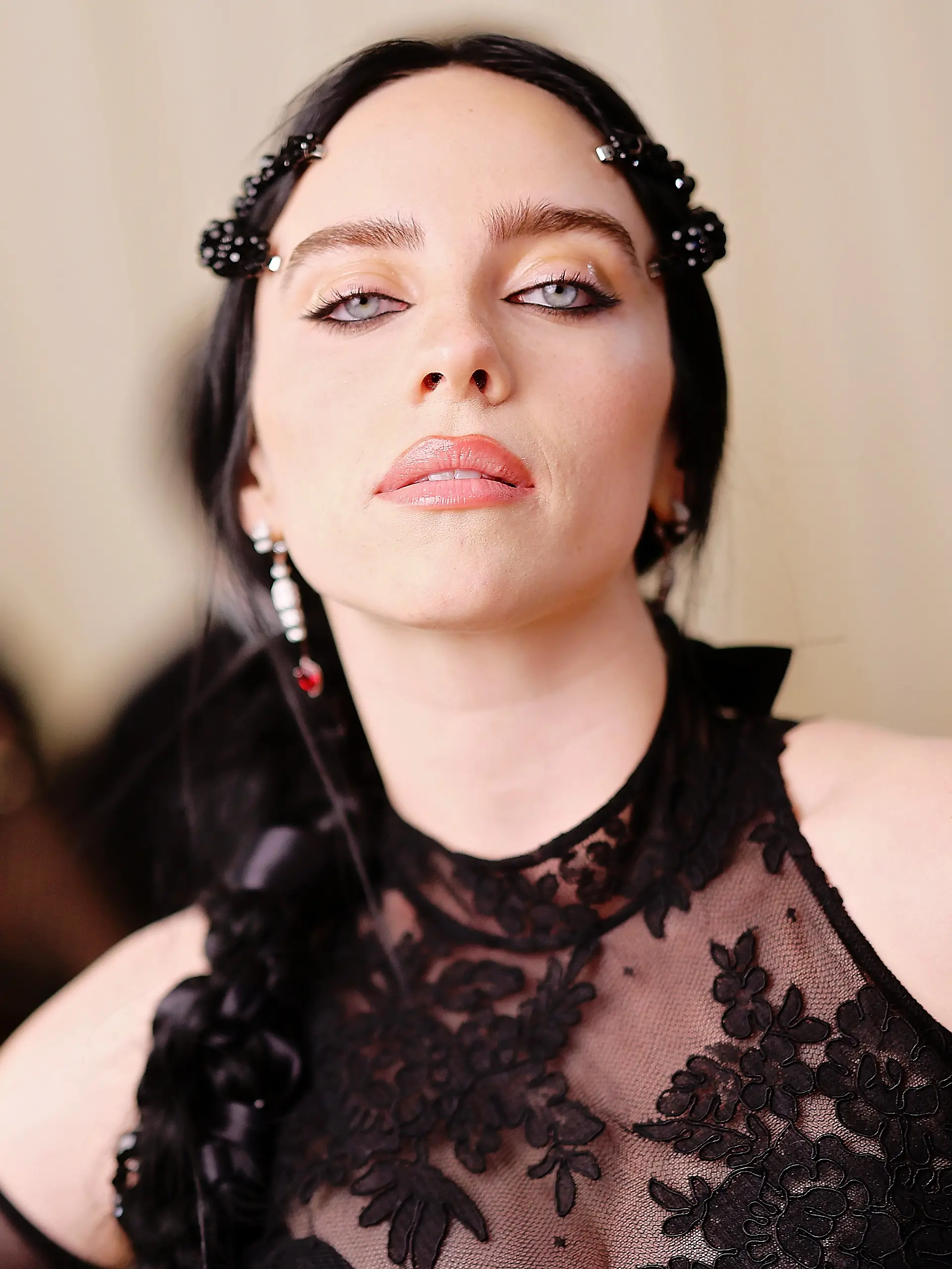 So gut wie niemand trägt Under-Eye-Kajal so lässig wie die „Birds of a feather”-Sängerin Billie Eilish, wie zum Beispiel hier, bei der Met Gala 2023. 