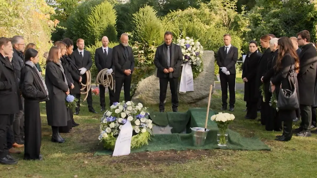 AWZ-Folge vom 07.01.25 auf RTL+: Die Steinkamps nehmen an Justus' Grab Abschied