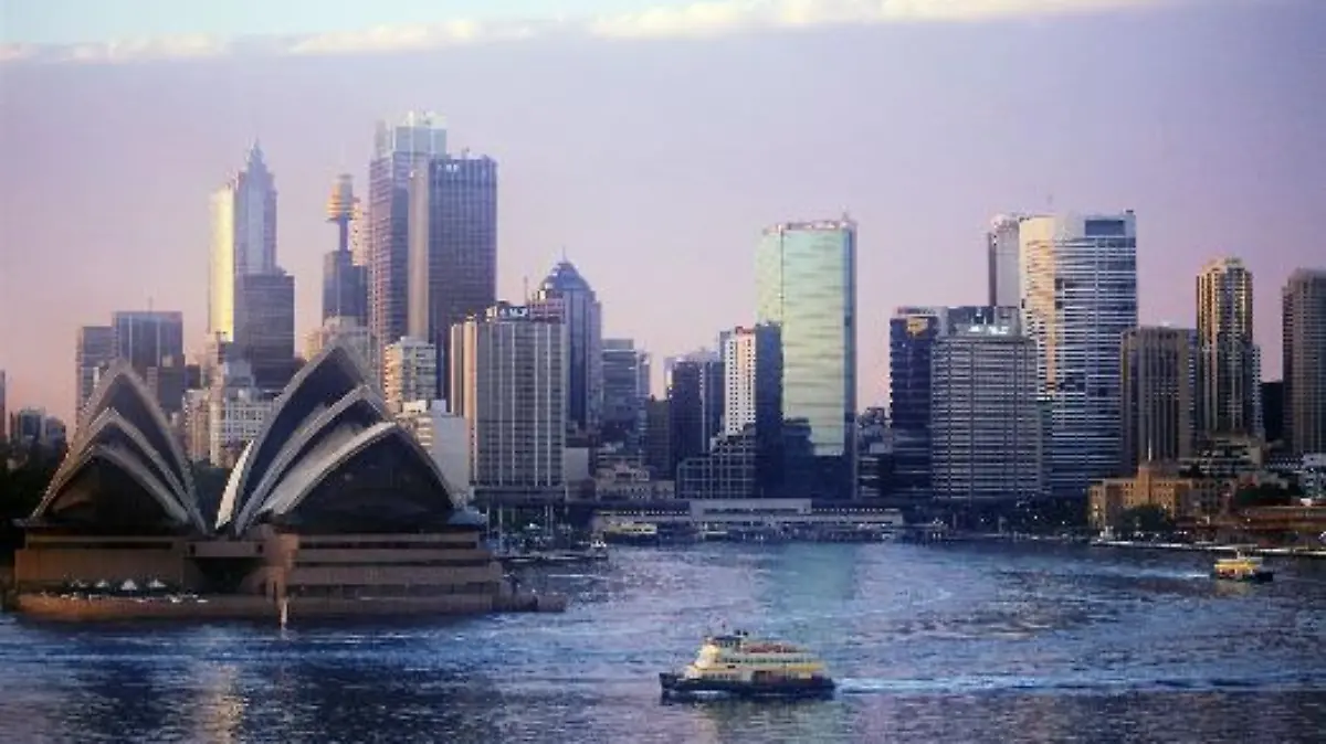 Die Skyline von Sydney mit dem Opernhaus im Abendlicht. Undatiert. ### Australia - Sydney ## Sydney skyline with Opera House at sunrise. Undated picture. #