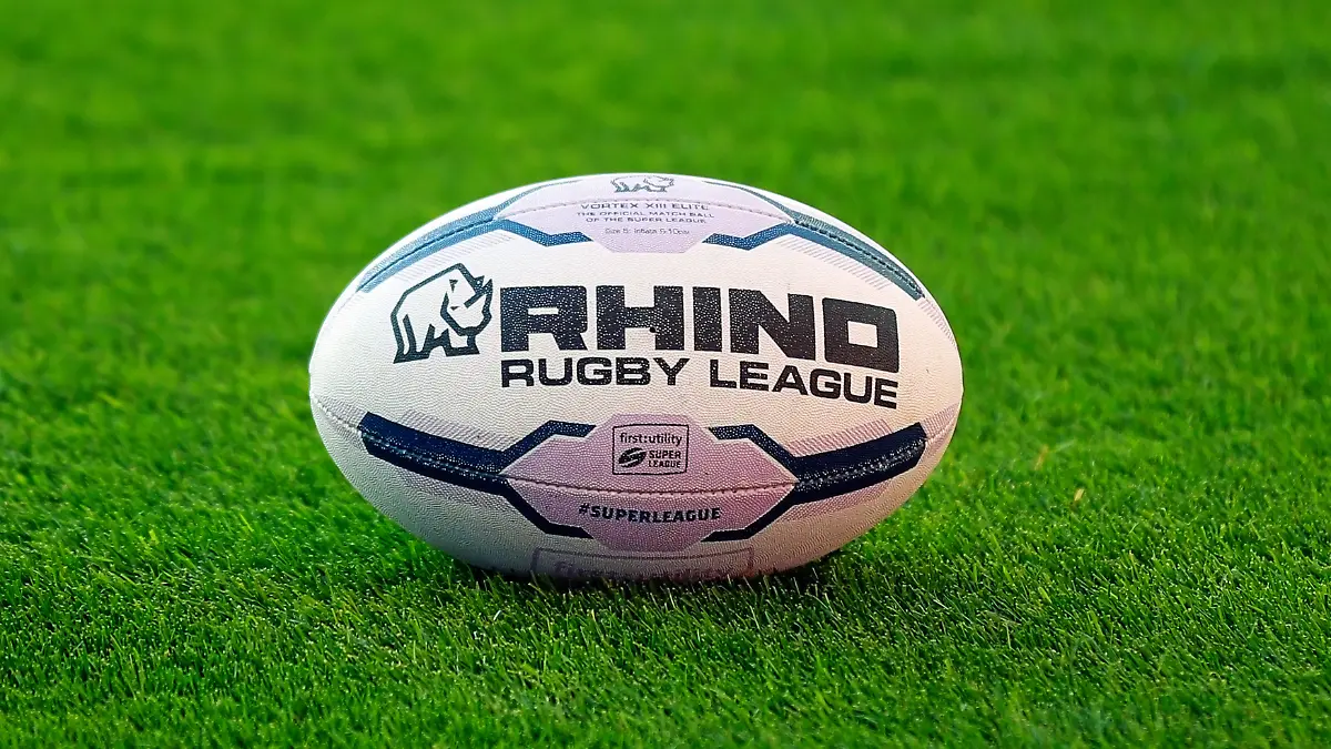 Ein Rugby liegt auf dem Spielfeld.
