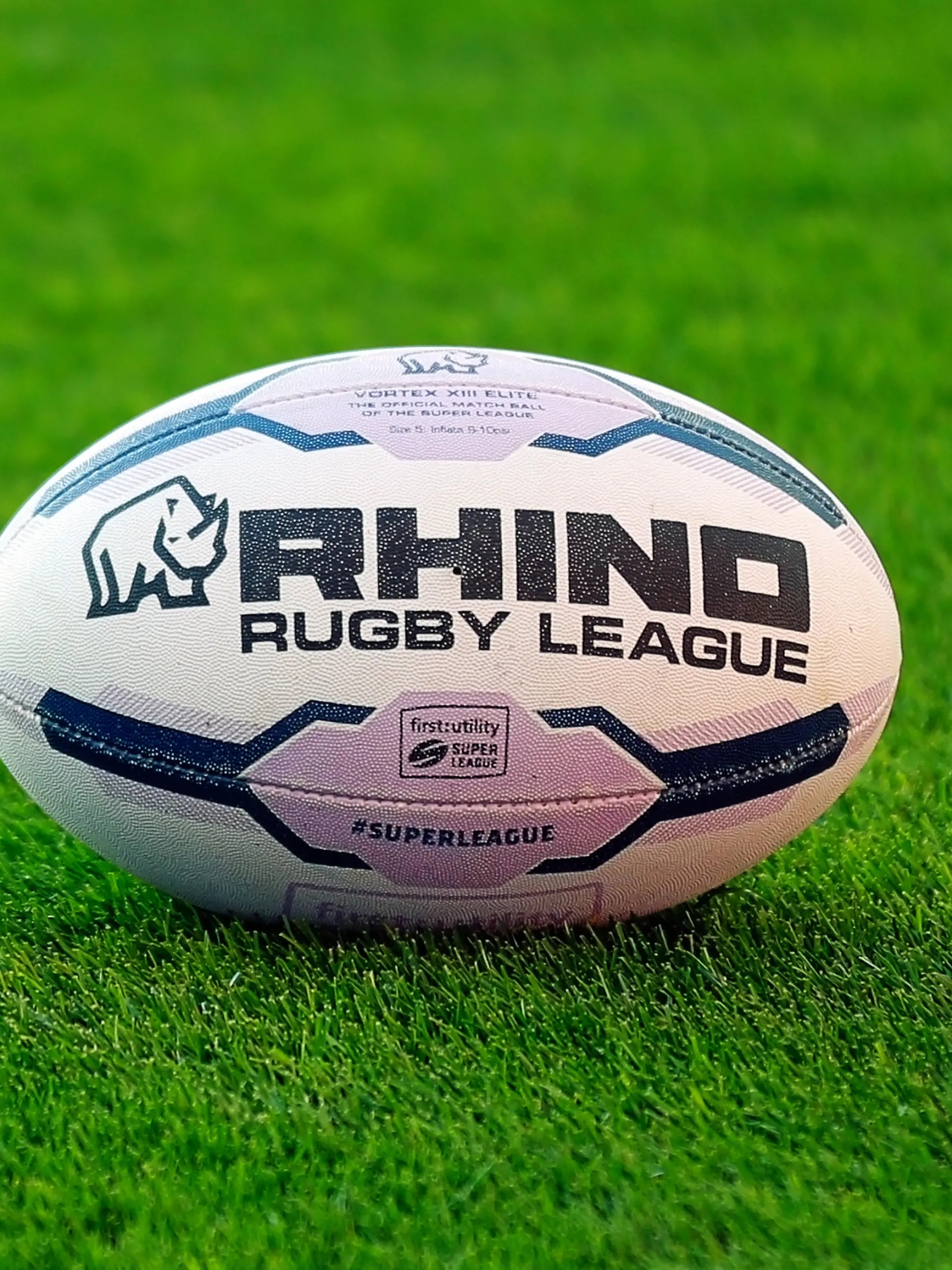 Ein Rugby liegt auf dem Spielfeld.