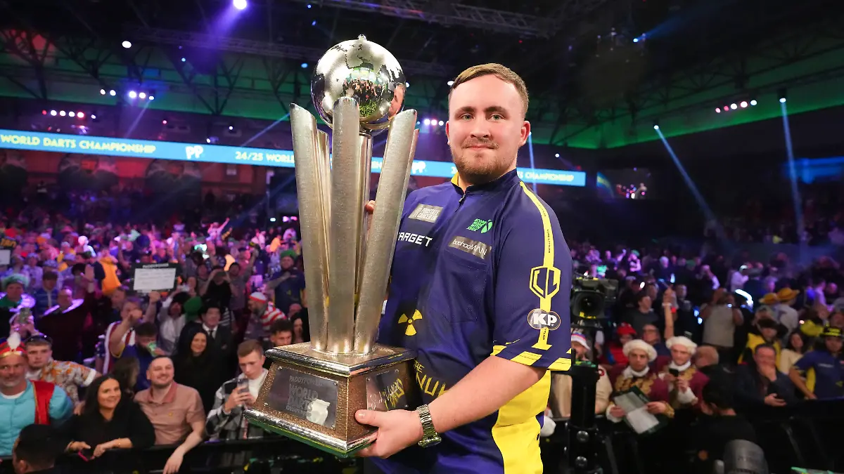 Stolz präsentiert Luke Littler die begehrte Trophäe.