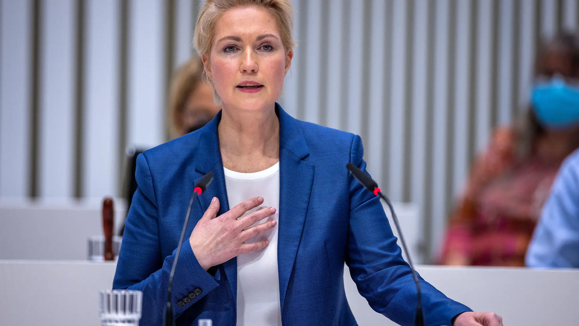 ARCHIV - 05.04.2022, Mecklenburg-Vorpommern, Schwerin: Manuela Schwesig (SPD), die Ministerpräsidentin von Mecklenburg-Vorpommern, gibt im Landtag von Mecklenburg-Vorpommern ihre Regierungserklärung ab. (zu dpa: «Manuela Schwesigs neue Energiepläne stoßen auf Kritik ») Foto: Jens Büttner/dpa +++ dpa-Bildfunk +++
