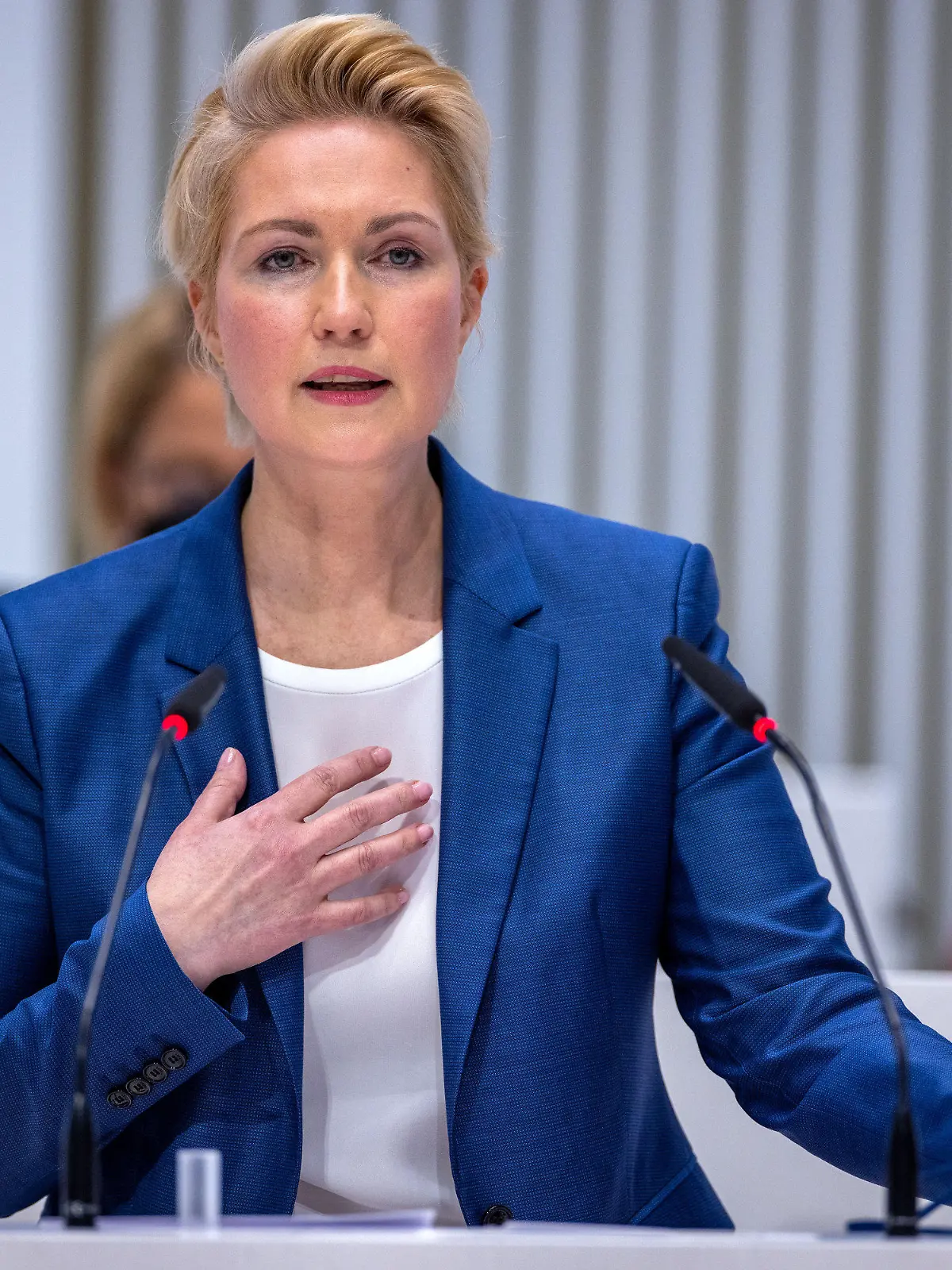 ARCHIV - 05.04.2022, Mecklenburg-Vorpommern, Schwerin: Manuela Schwesig (SPD), die Ministerpräsidentin von Mecklenburg-Vorpommern, gibt im Landtag von Mecklenburg-Vorpommern ihre Regierungserklärung ab. (zu dpa: «Manuela Schwesigs neue Energiepläne stoßen auf Kritik ») Foto: Jens Büttner/dpa +++ dpa-Bildfunk +++