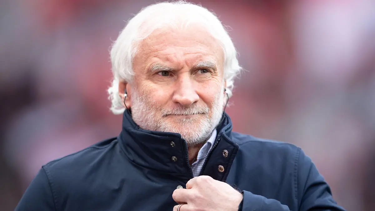 02.04.2022, Nordrhein-Westfalen, Leverkusen: Fußball: Bundesliga, Bayer Leverkusen - Hertha BSC, 28. Spieltag, BayArena. Rudi Völler, Geschäftsführer Sport bei Bayer Leverkusen, gibt vor der Partie ein TV-Interview. Foto: Marius Becker/dpa - WICHTIGER HINWEIS: Gemäß den Vorgaben der DFL Deutsche Fußball Liga bzw. des DFB Deutscher Fußball-Bund ist es untersagt, in dem Stadion und/oder vom Spiel angefertigte Fotoaufnahmen in Form von Sequenzbildern und/oder videoähnlichen Fotostrecken zu verwerten bzw. verwerten zu lassen. +++ dpa-Bildfunk +++