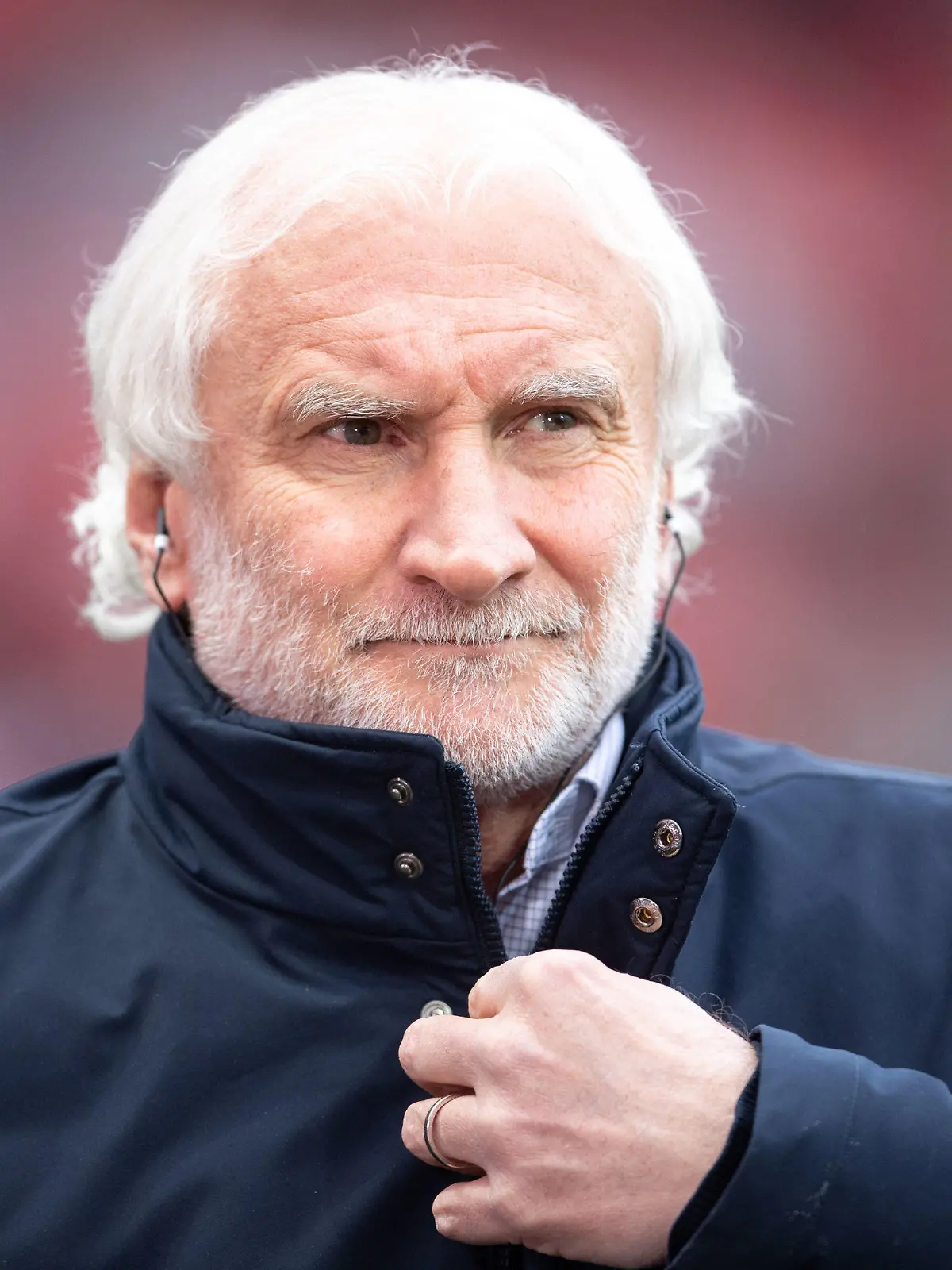 02.04.2022, Nordrhein-Westfalen, Leverkusen: Fußball: Bundesliga, Bayer Leverkusen - Hertha BSC, 28. Spieltag, BayArena. Rudi Völler, Geschäftsführer Sport bei Bayer Leverkusen, gibt vor der Partie ein TV-Interview. Foto: Marius Becker/dpa - WICHTIGER HINWEIS: Gemäß den Vorgaben der DFL Deutsche Fußball Liga bzw. des DFB Deutscher Fußball-Bund ist es untersagt, in dem Stadion und/oder vom Spiel angefertigte Fotoaufnahmen in Form von Sequenzbildern und/oder videoähnlichen Fotostrecken zu verwerten bzw. verwerten zu lassen. +++ dpa-Bildfunk +++