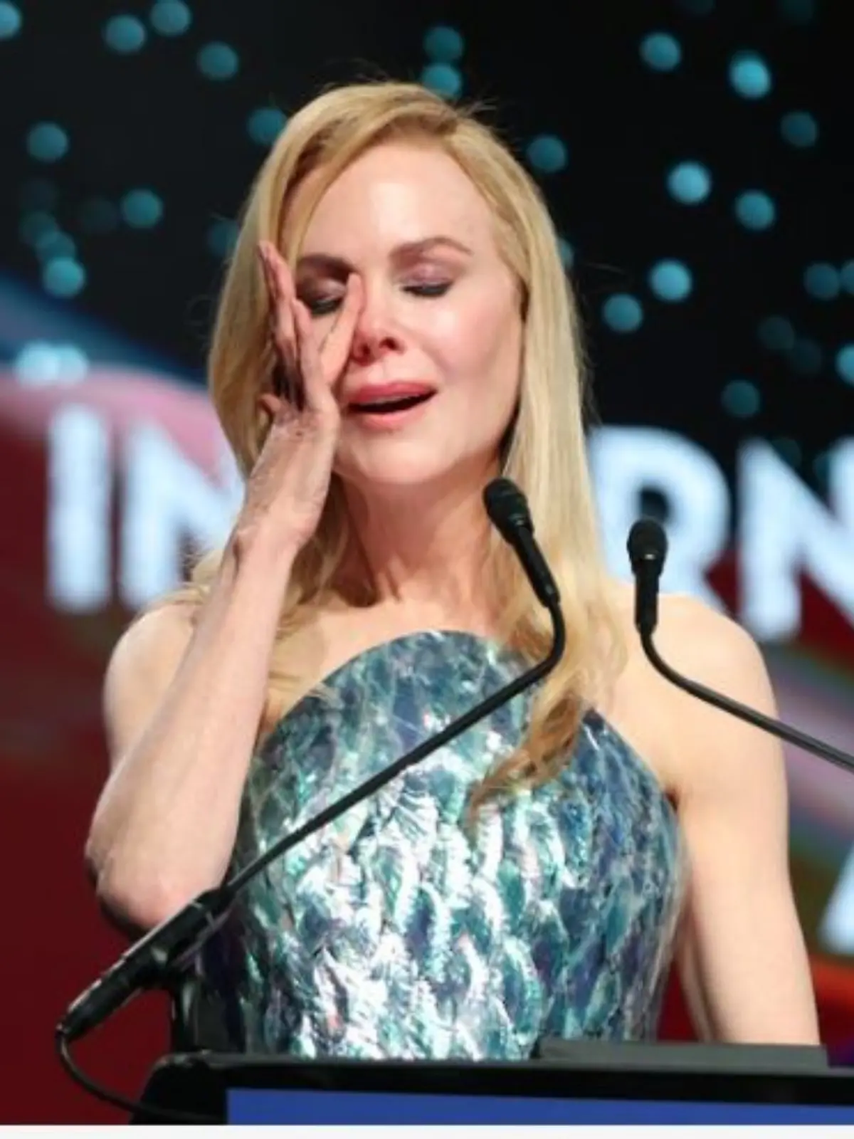 Bild zu: "Nicole Kidman bricht auf der Bühne in Tränen aus"