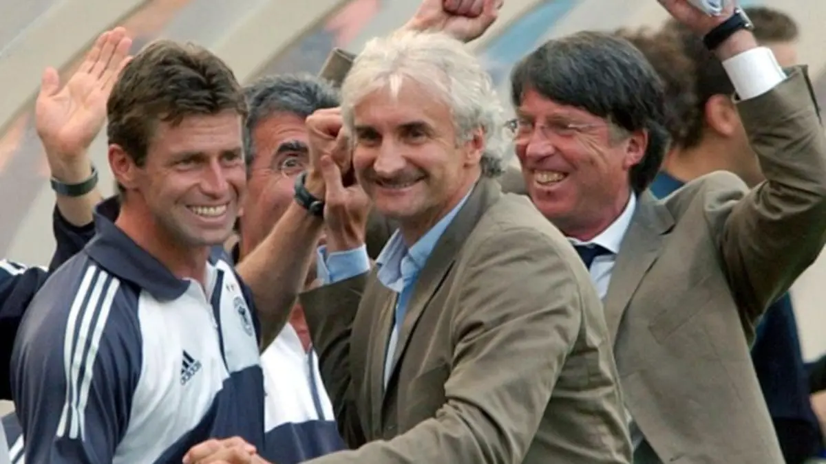 Der ehemalige DFB-Direktor Bernd Pfaff (r) bei der WM 2002 mit Teamchef Rudi Völler (M.) und Trainer Michael Skibbe. Foto: Bernd Weissbrod