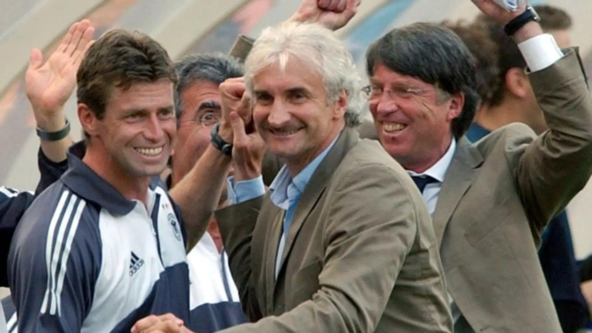 Der ehemalige DFB-Direktor Bernd Pfaff (r) bei der WM 2002 mit Teamchef Rudi Völler (M.) und Trainer Michael Skibbe. Foto: Bernd Weissbrod