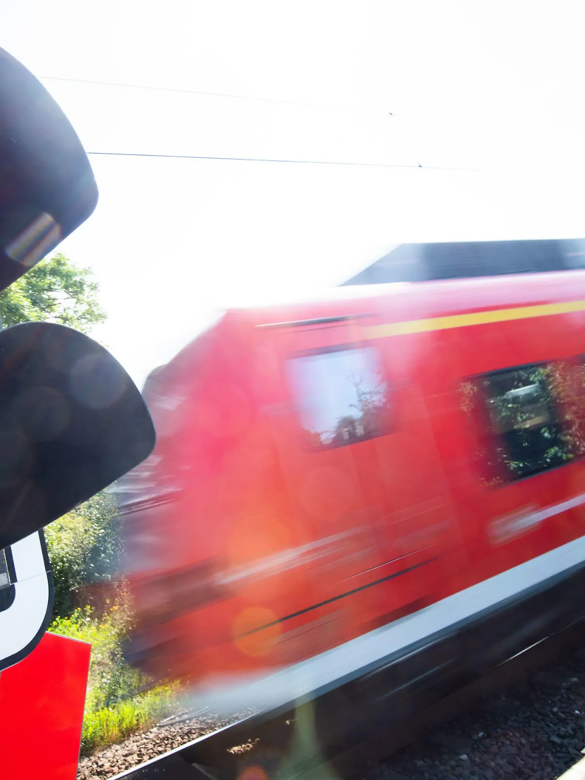 10.08.2021, Niedersachsen, Rössing: Eine S-Bahn der Deutschen Bahn (DB) fährt an einem Bahnübergang mit einer roten Ampel vorbei. Die Gewerkschaft Deutscher Lokomotivführer (GDL) gibt an diesem Dienstag das Ergebnis der Urabstimmung zum Arbeitskampf bei der Deutschen Bahn bekannt. Foto: Julian Stratenschulte/dpa +++ dpa-Bildfunk +++