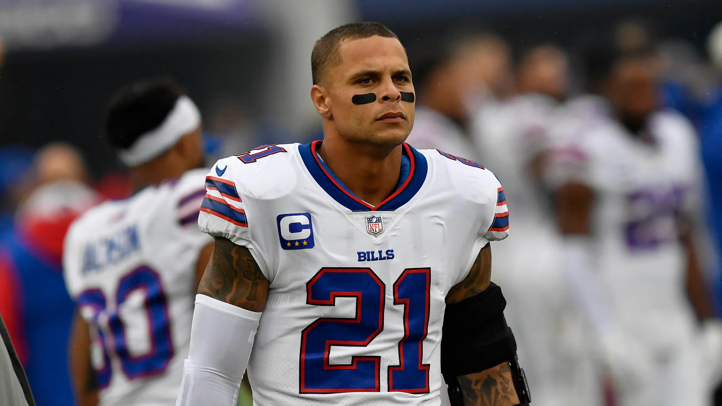 BALTIMORE, MD - OCTOBER 02: Bills safety Jordan Poyer 21 waits for the game to start during the Buffalo Bills versus Baltimore Ravens NFL, American Football Herren, USA game at M&T Bank Stadium on October 2, 2022 in Baltimore, MD. Photo by Randy Litzinger/Icon Sportswire NFL: OCT 02 Bills at Ravens Icon9662210020025 