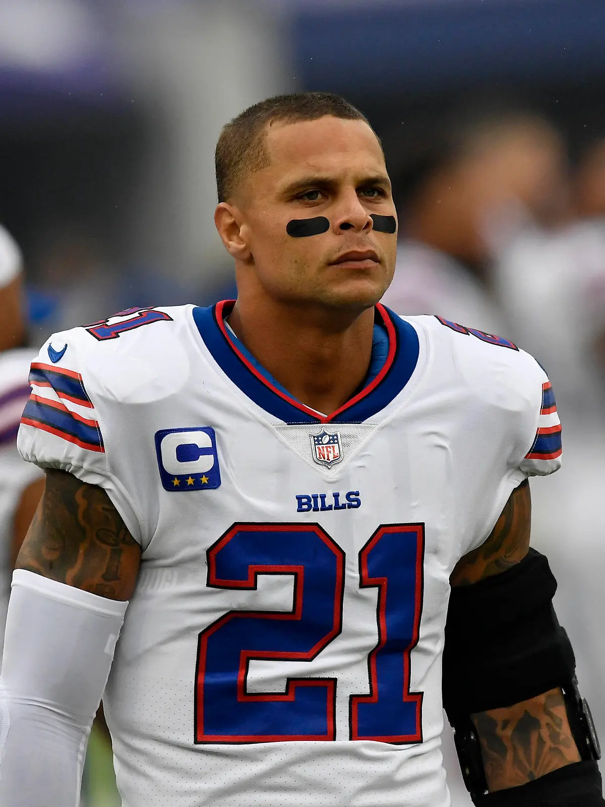 BALTIMORE, MD - OCTOBER 02: Bills safety Jordan Poyer 21 waits for the game to start during the Buffalo Bills versus Baltimore Ravens NFL, American Football Herren, USA game at M&T Bank Stadium on October 2, 2022 in Baltimore, MD. Photo by Randy Litzinger/Icon Sportswire NFL: OCT 02 Bills at Ravens Icon9662210020025 