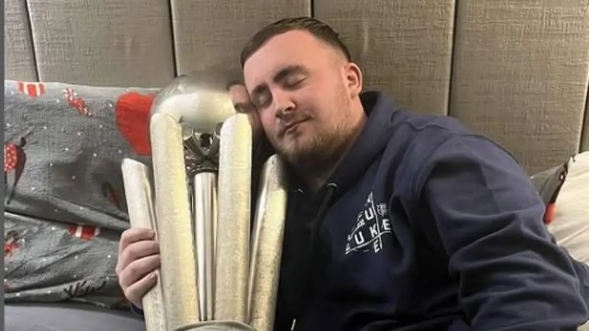 Luke Littler schläft mit WM-Pokal im Arm