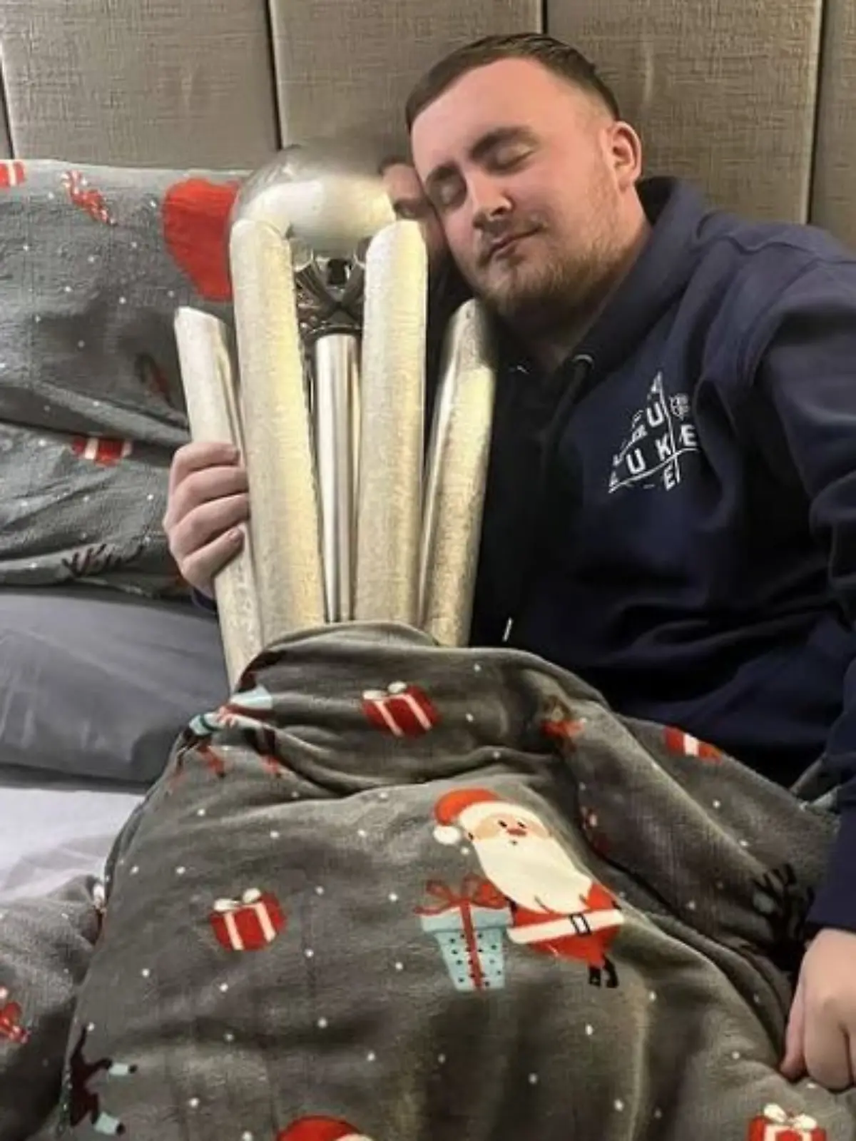 Luke Littler schläft mit WM-Pokal im Arm