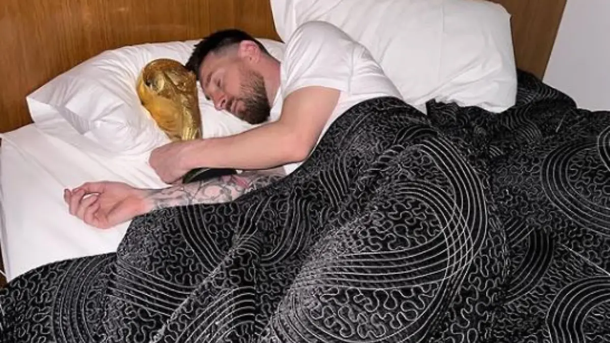 Lionel Messi schläft mit WM-Pokal im Arm