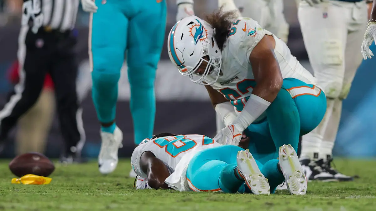 NFL, Miami Dolphins, Daewood Davis Verletzung sorgt für Spielabbruch NFL, American Football Herren, USA Preseason-Miami Dolphins at Jacksonville Jaguars Aug 26, 2023 Jacksonville, Florida, USA Miami Dolphins wide receiver Daewood Davis 87 lays on the ground after being hit against the Jacksonville Jaguars in the fourth quarter at EverBank Stadium. Jacksonville EverBank Stadium Florida USA, EDITORIAL USE ONLY PUBLICATIONxINxGERxSUIxAUTxONLY Copyright: xNathanxRayxSeebeckx 20230826_nrs_fo8_00041_