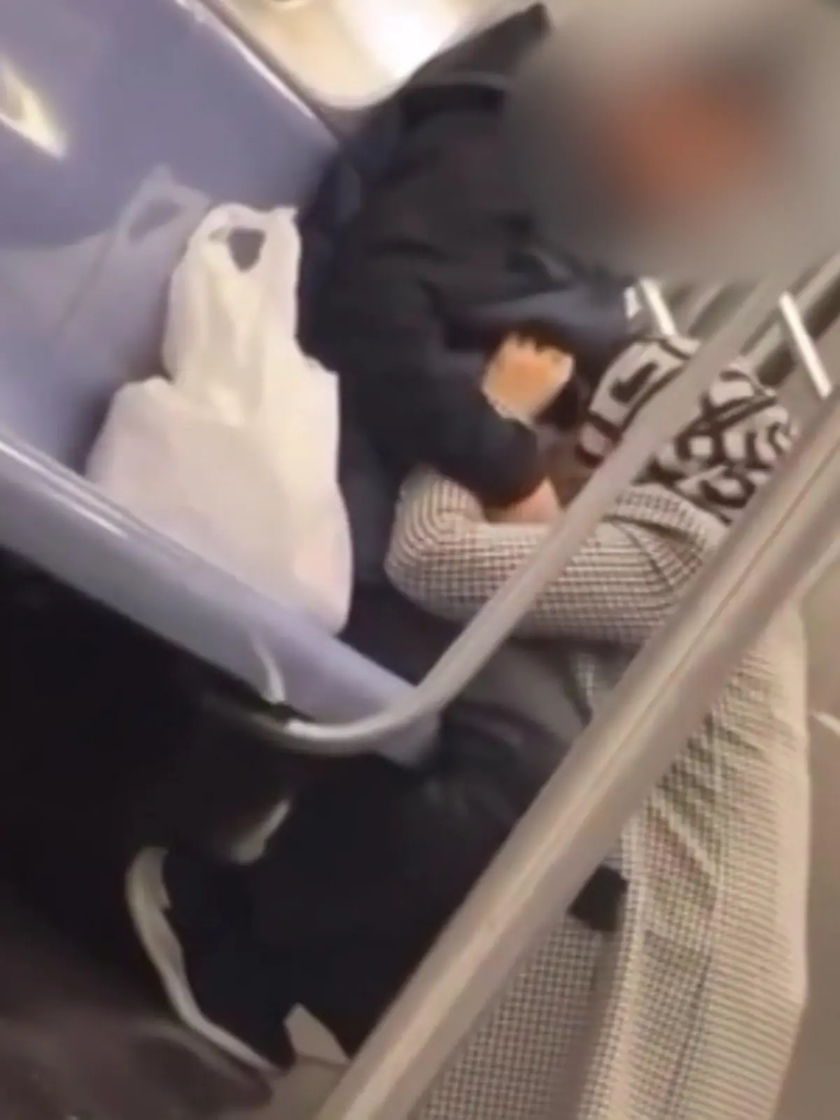 Bild zu: "Pärchen geht in der Bahn auf Kuschelkurs"