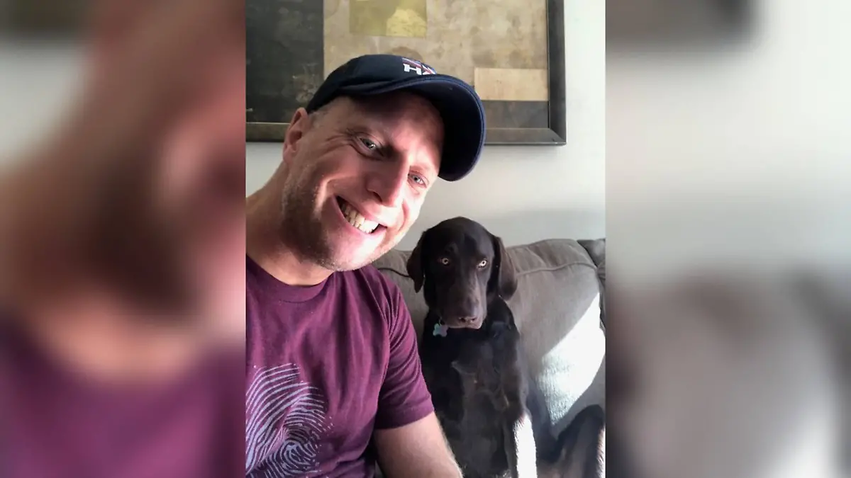Kevin Gaines mit seinem geliebten Labrador Kona vor dessen Tod.