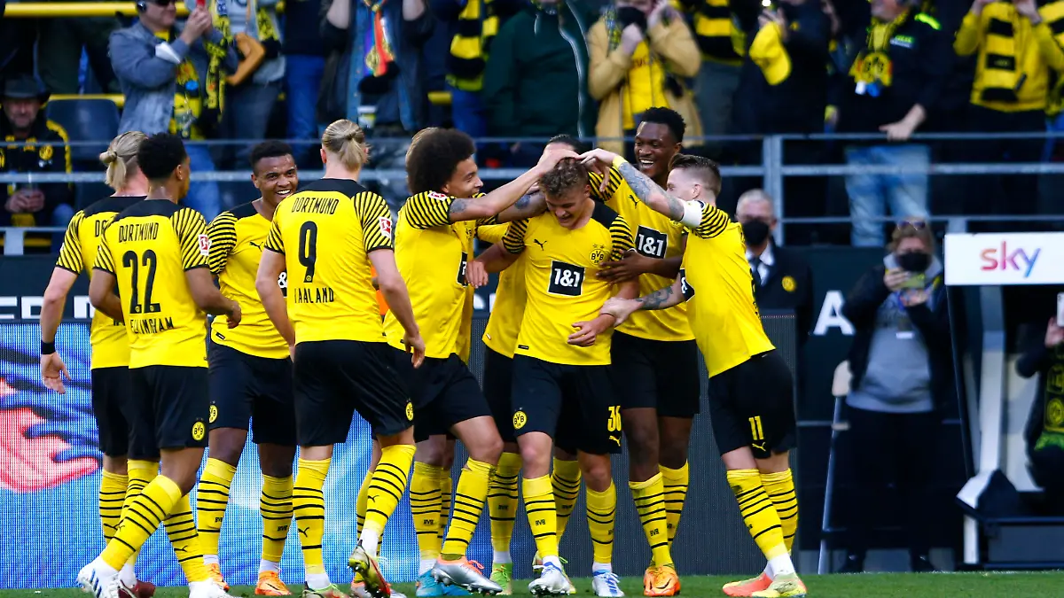 Soccer Football - Bundesliga - Borussia Dortmund v VfL Wolfsburg - Signal Iduna Park, Dortmund, Germany - April 16, 2022 Borussia Dortmund's Tom Rothe celebrates scoring their first goal with teammates REUTERS/Thilo Schmuelgen DFL REGULATIONS PROHIBIT ANY USE OF PHOTOGRAPHS AS IMAGE SEQUENCES AND/OR QUASI-VIDEO.
